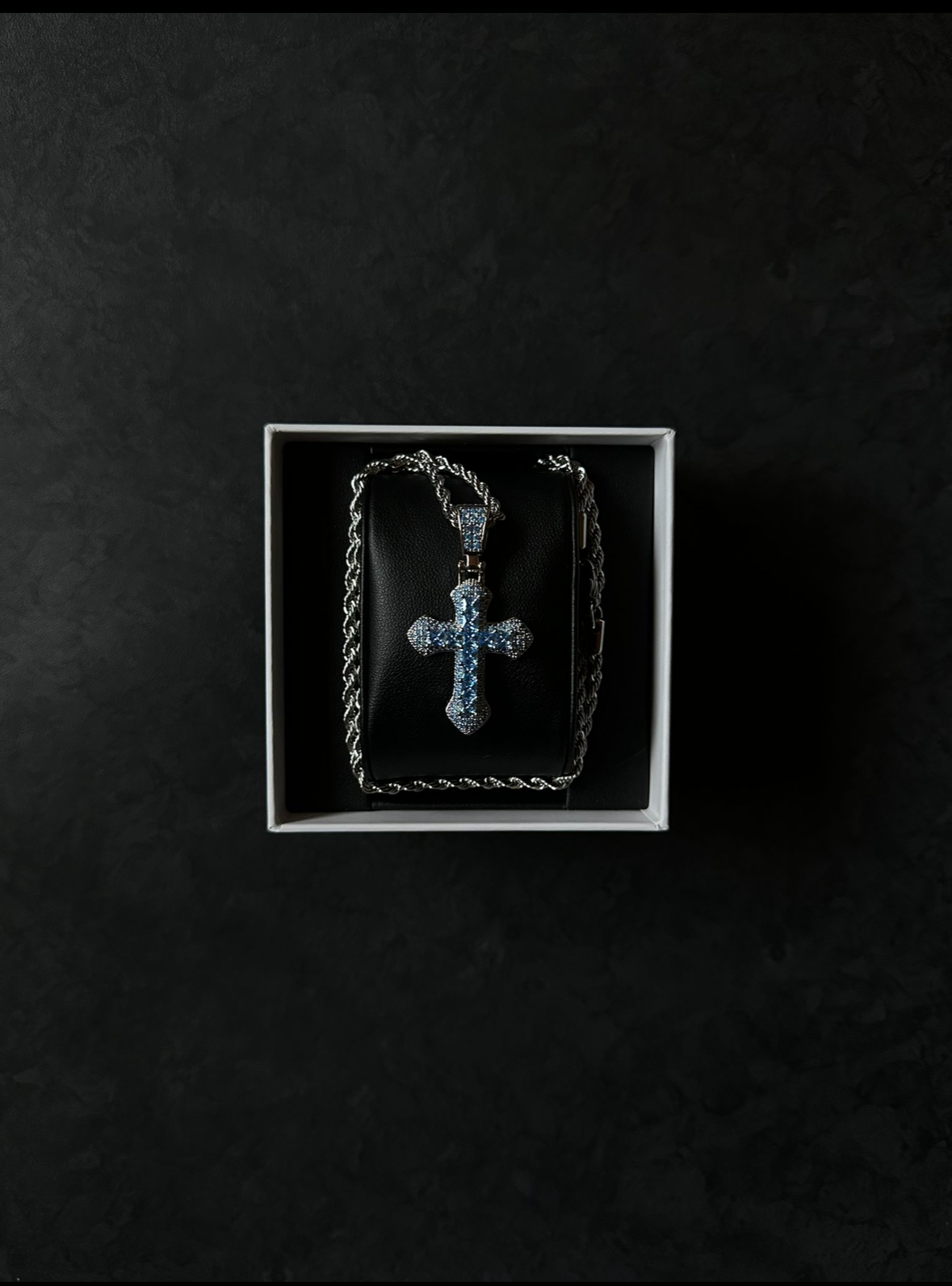 ROYAL SHINE CROSS NECKLACE