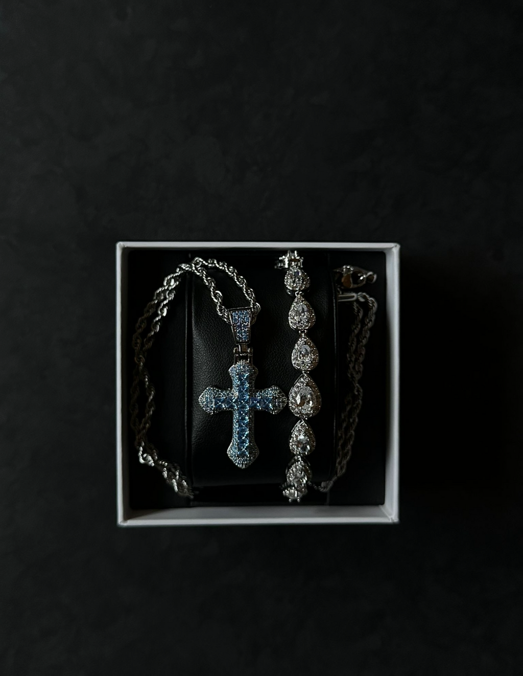 ROYAL SHINE CROSS NECKLACE