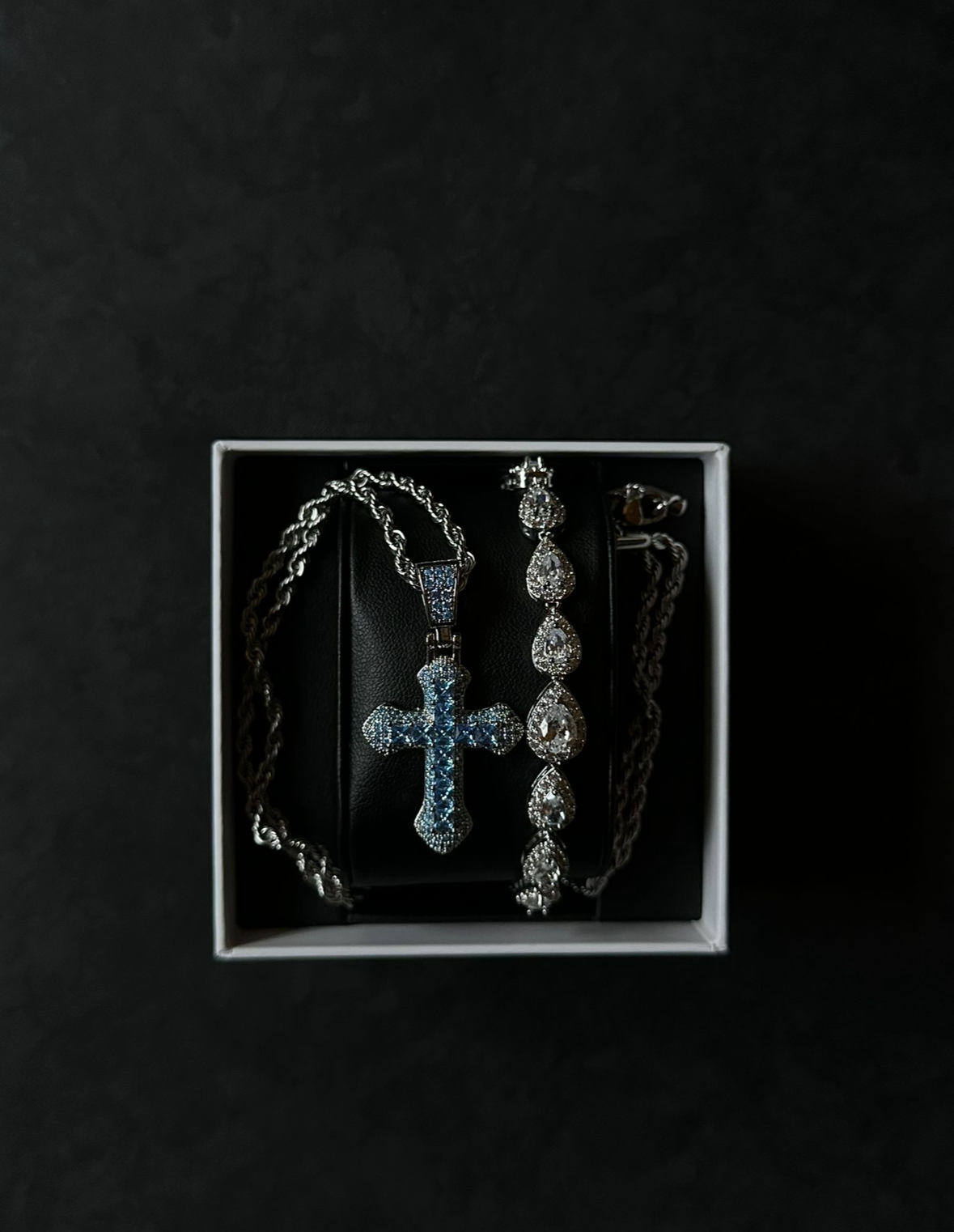 ROYAL SHINE CROSS NECKLACE
