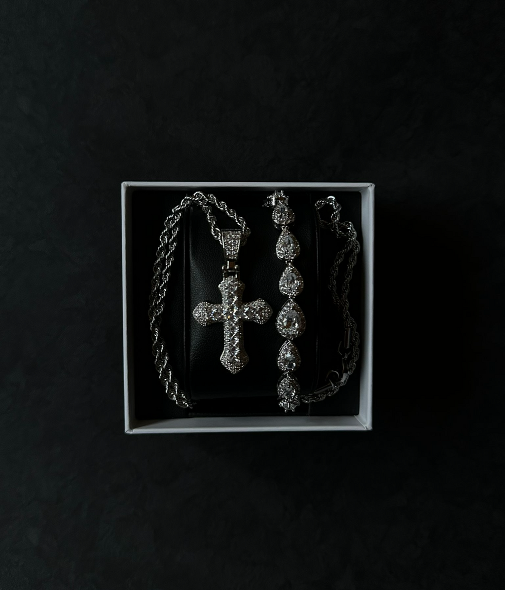 ROYAL SHINE CROSS NECKLACE