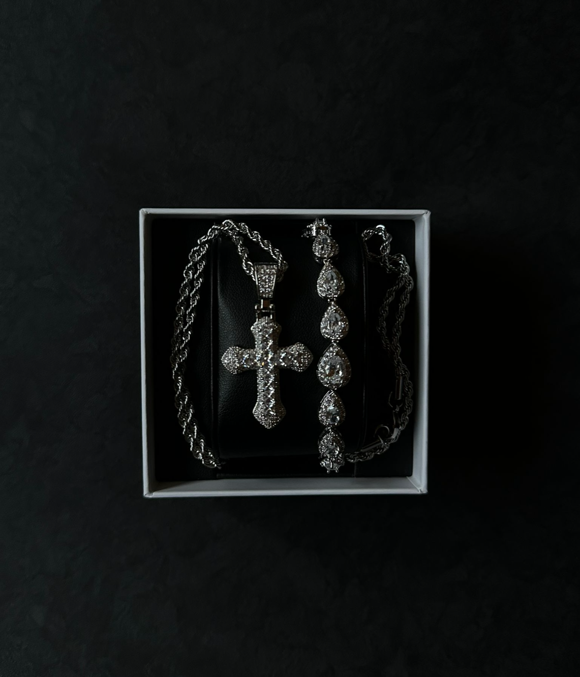 ROYAL SHINE CROSS NECKLACE